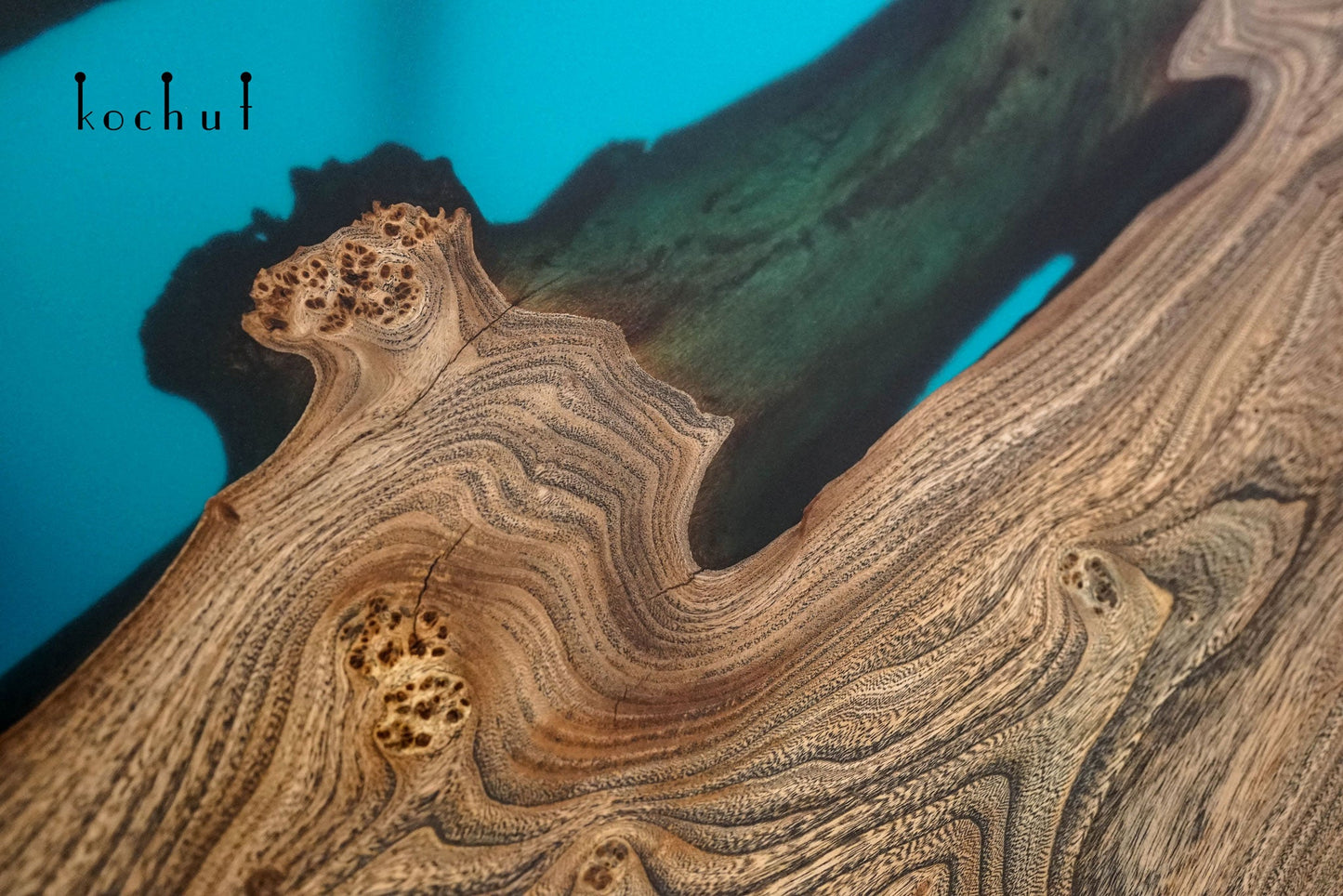 Damaskus — Esstisch aus Holz und Epoxidharz (Metallbeine)