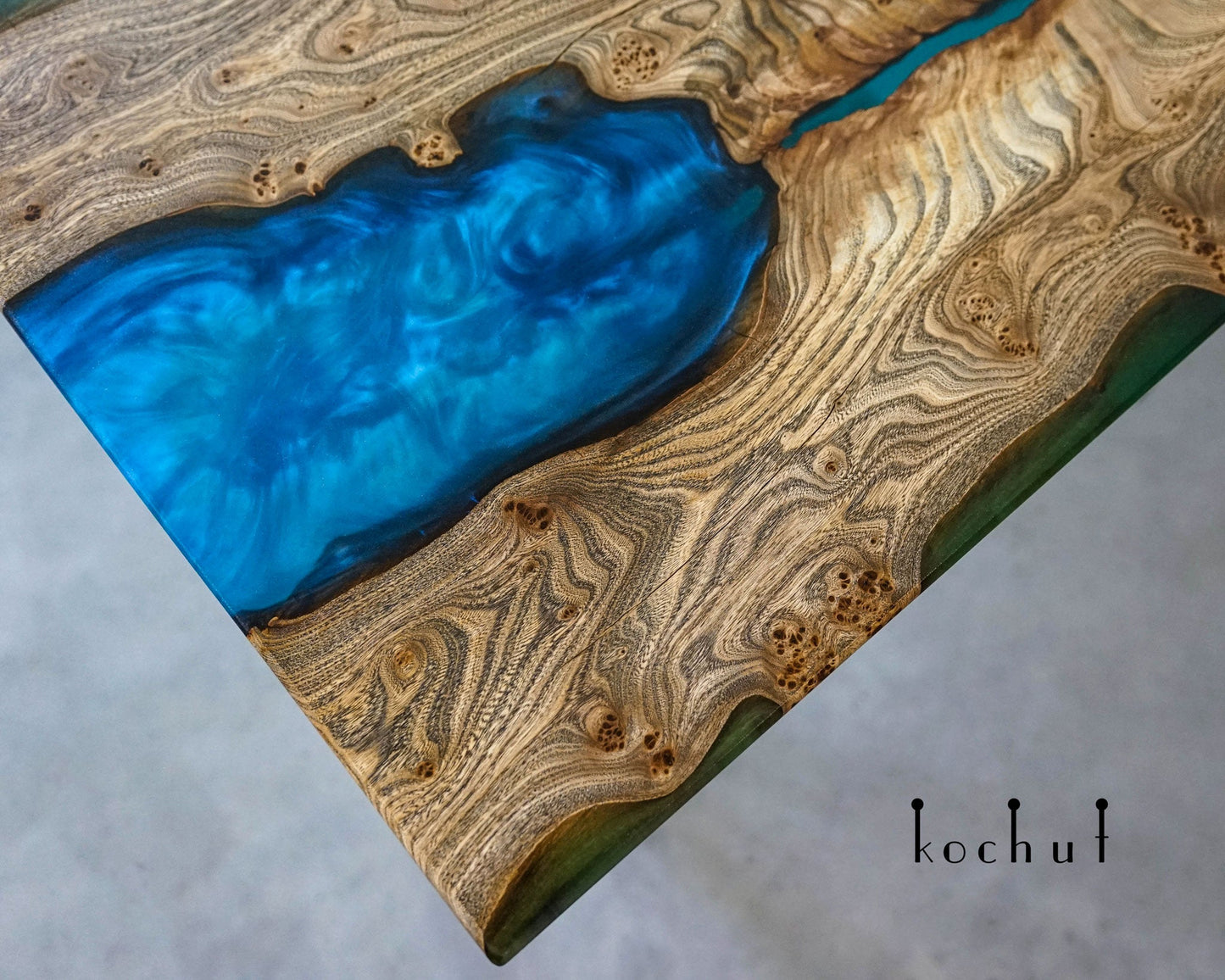 Damaskus — Esstisch aus Holz und Epoxidharz (Metallbeine)