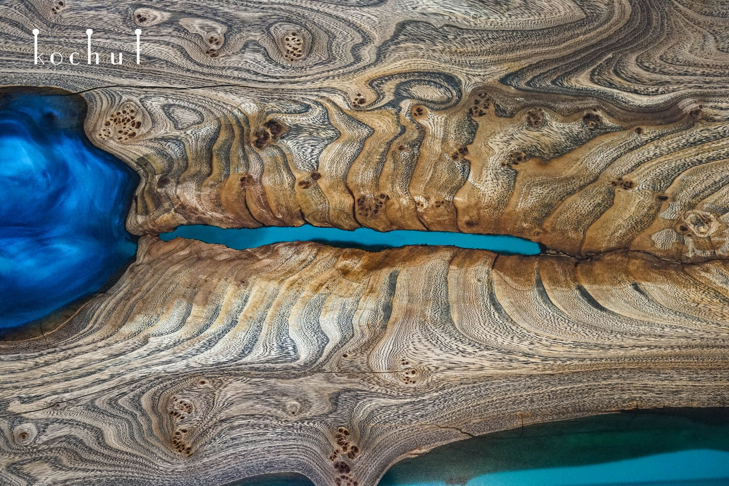 Damaskus — Esstisch aus Holz und Epoxidharz (Metallbeine)