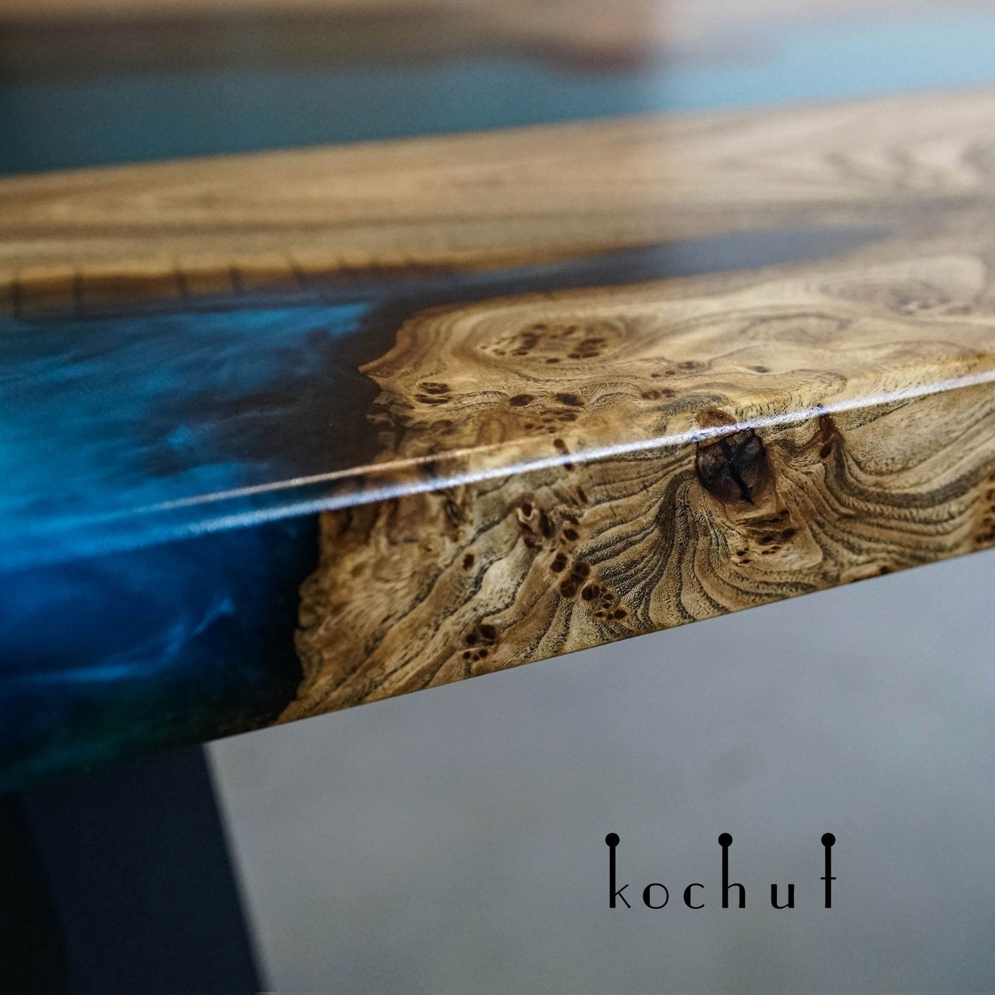 Damaskus — Esstisch aus Holz und Epoxidharz (Metallbeine)