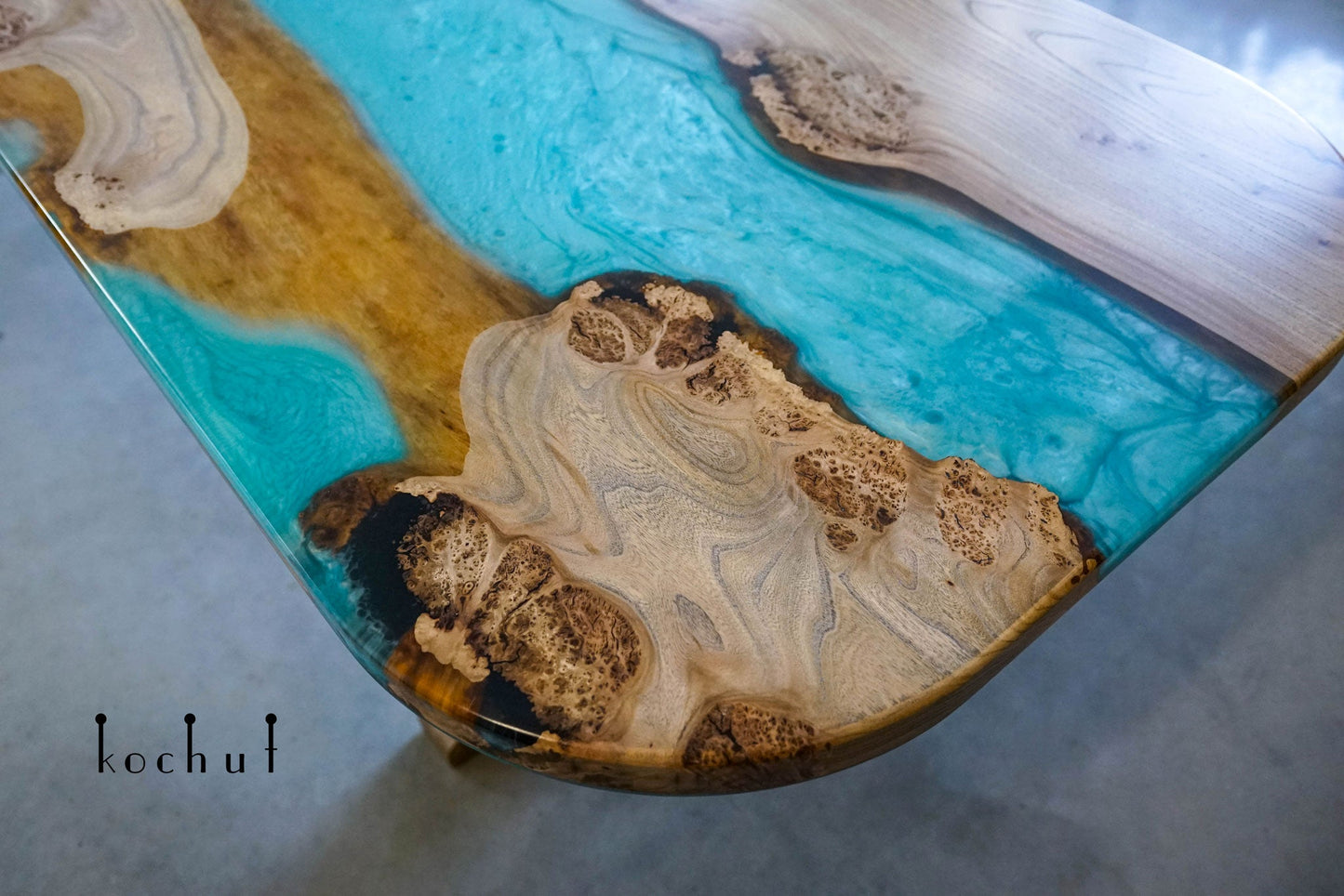 Clan-Traditionen — Esstisch aus Holz und Epoxidharz