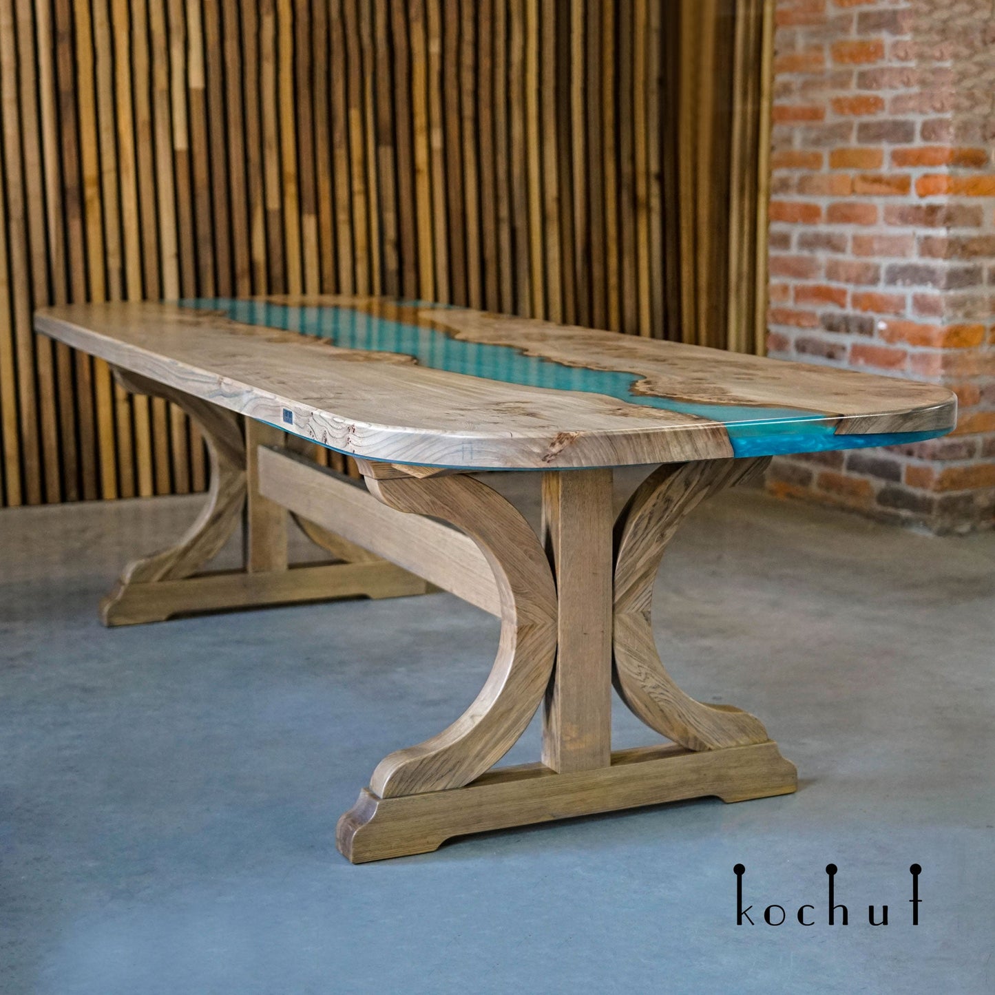 Clan-Traditionen — Esstisch aus Holz und Epoxidharz