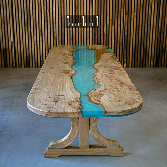 Clan-Traditionen — Esstisch aus Holz und Epoxidharz