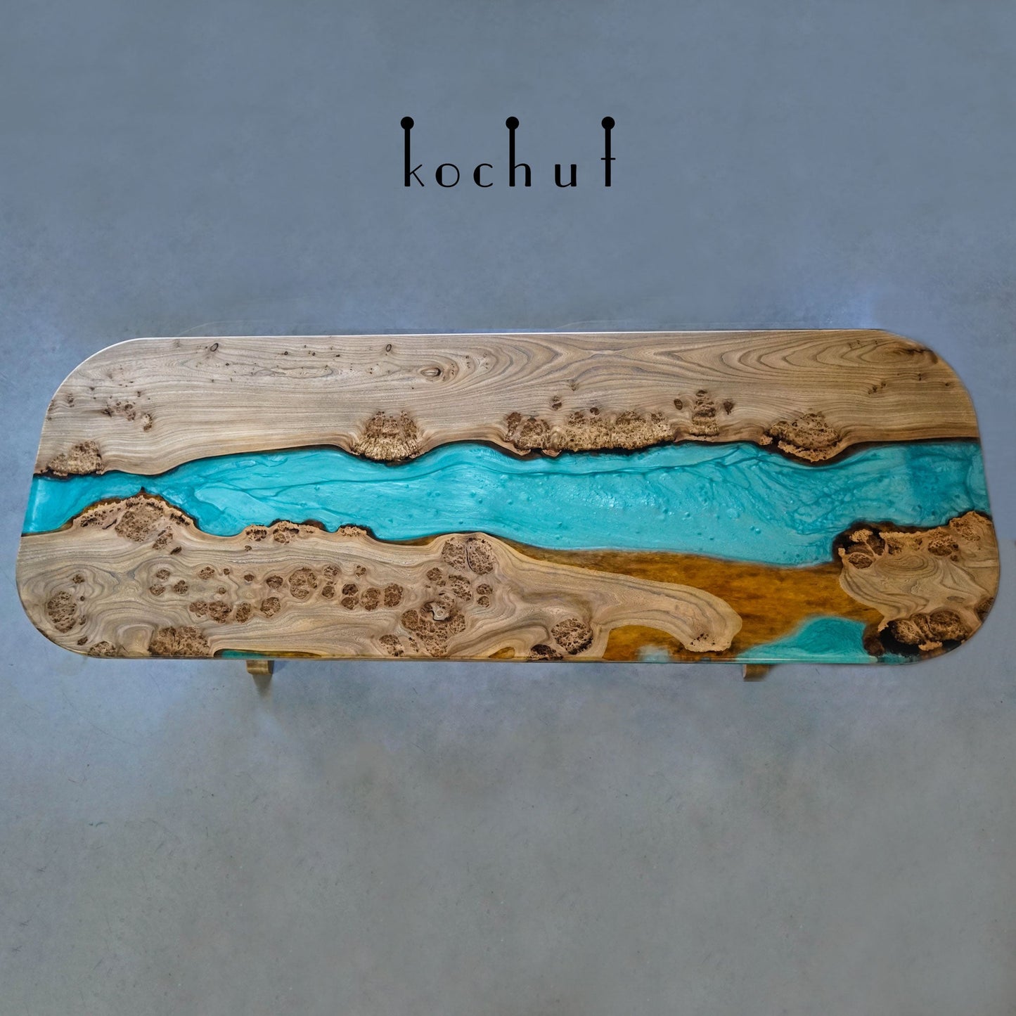 Clan-Traditionen — Esstisch aus Holz und Epoxidharz