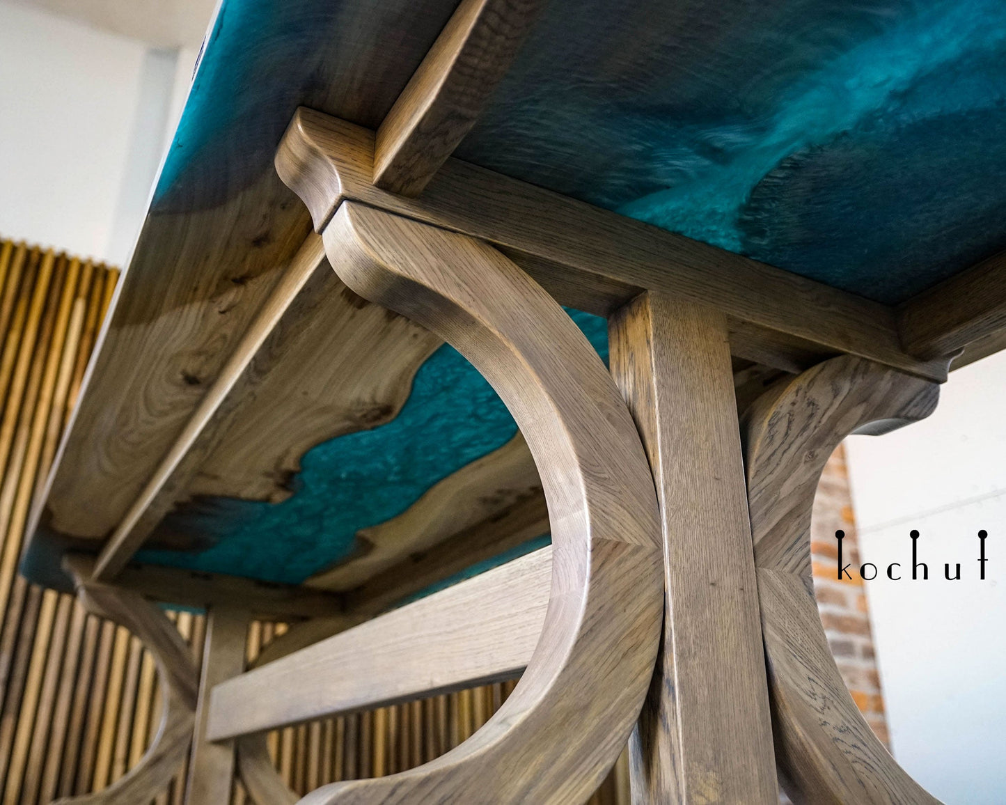 Clan-Traditionen — Esstisch aus Holz und Epoxidharz