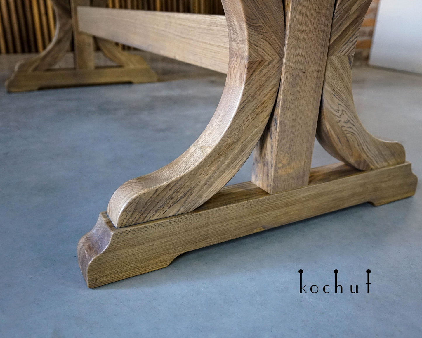 Clan-Traditionen — Esstisch aus Holz und Epoxidharz