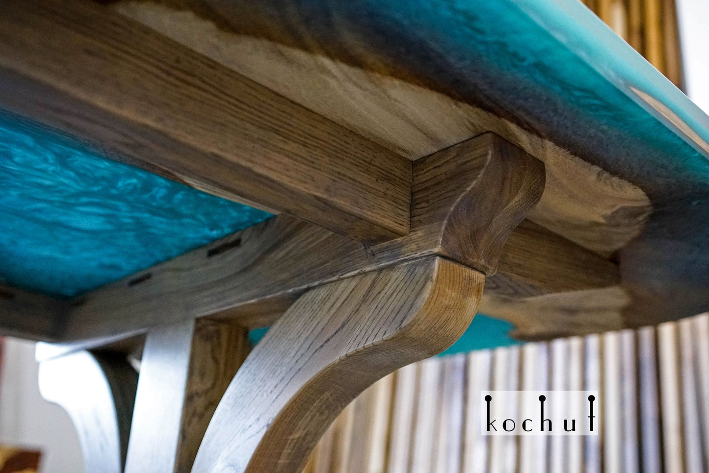 Clan-Traditionen — Esstisch aus Holz und Epoxidharz