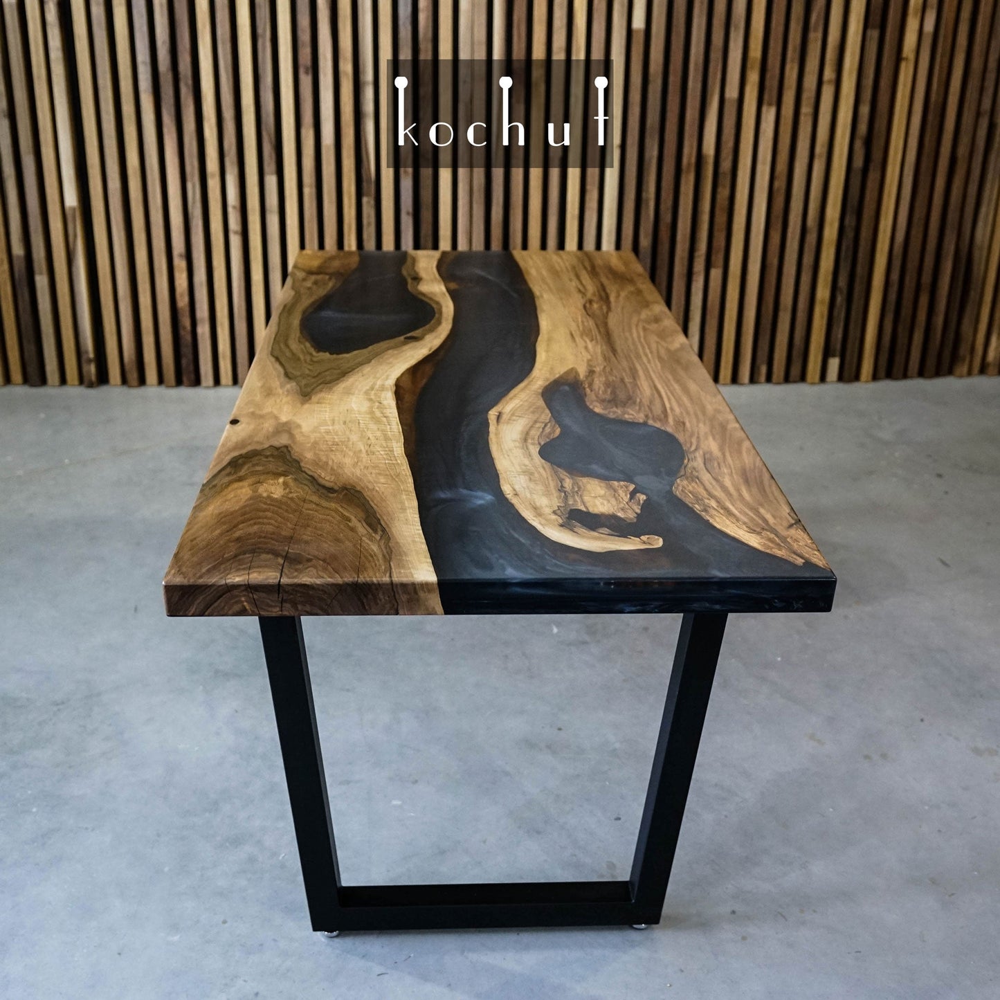 Mistral — Esstisch aus Holz und Epoxidharz