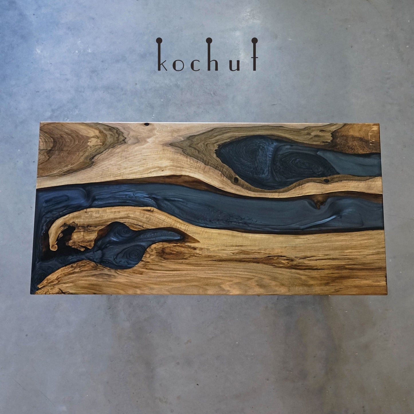 Mistral — Esstisch aus Holz und Epoxidharz