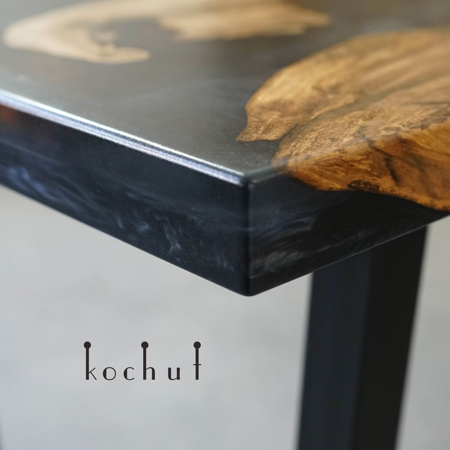 Mistral — Esstisch aus Holz und Epoxidharz