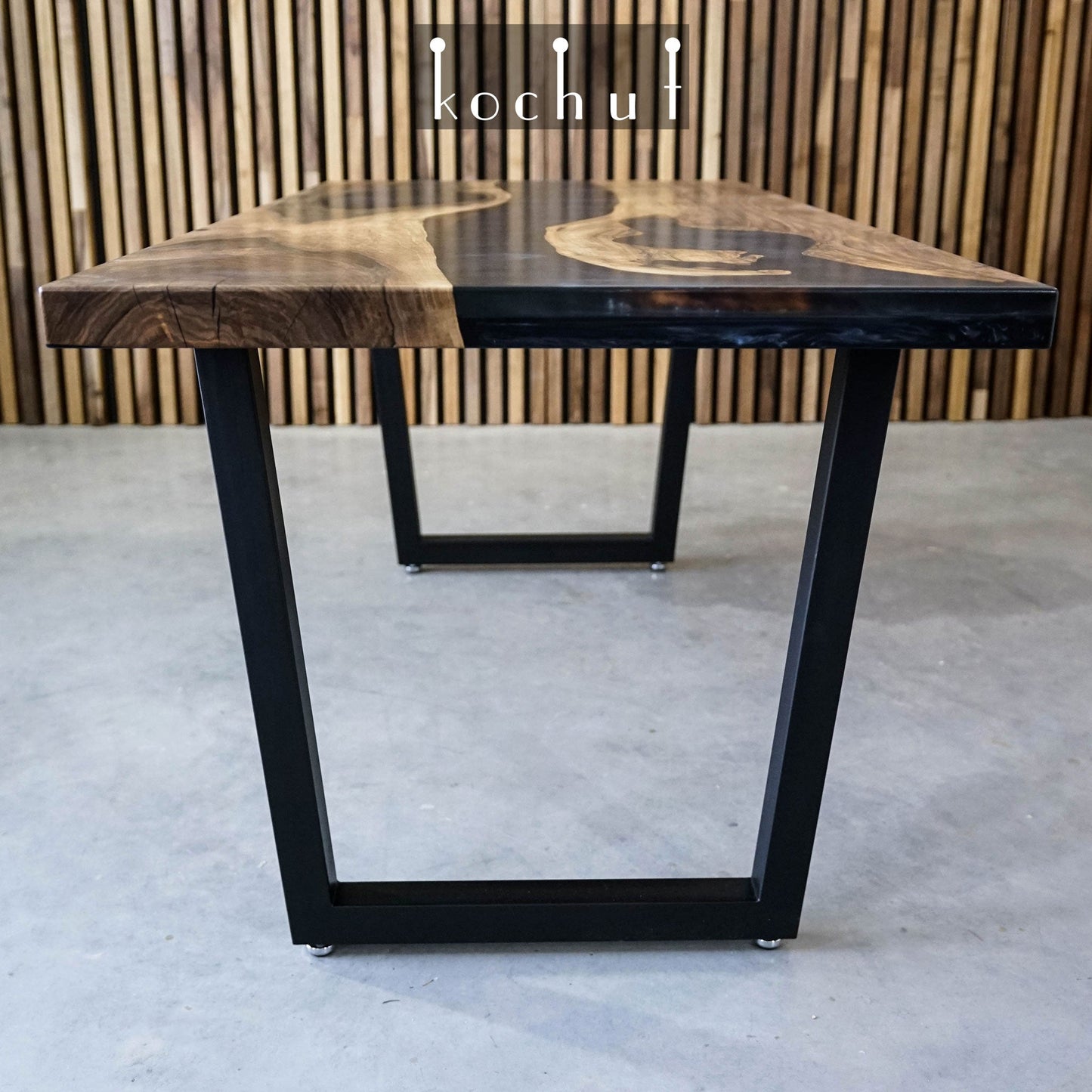 Mistral — Esstisch aus Holz und Epoxidharz