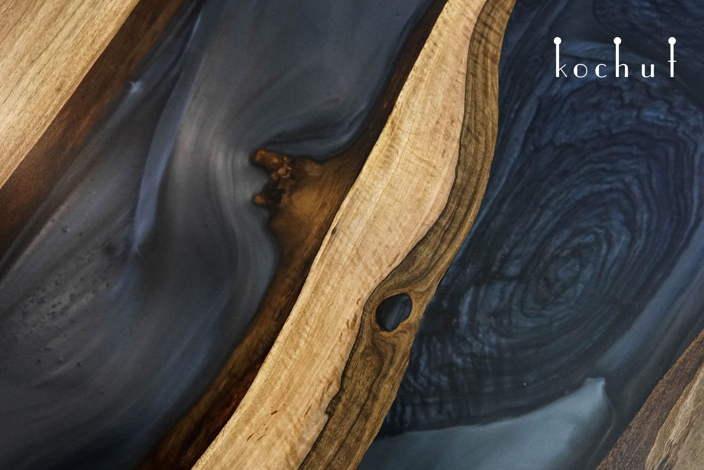 Mistral — Esstisch aus Holz und Epoxidharz