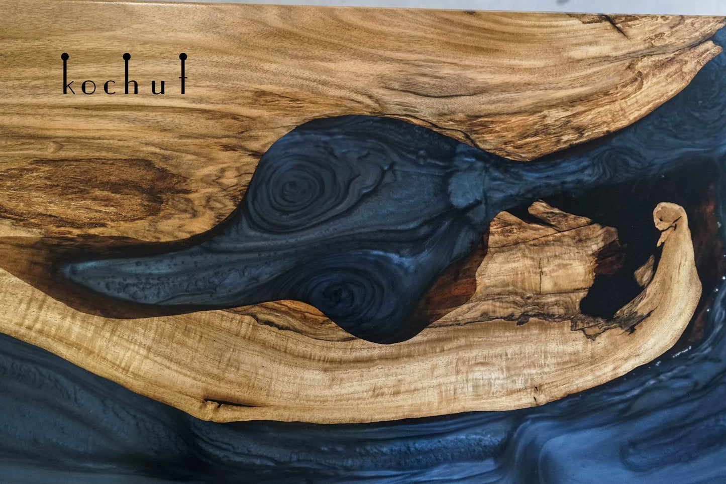 Mistral — Esstisch aus Holz und Epoxidharz