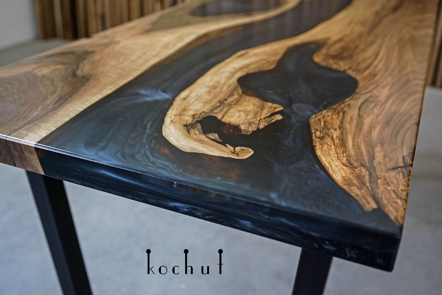 Mistral — Esstisch aus Holz und Epoxidharz