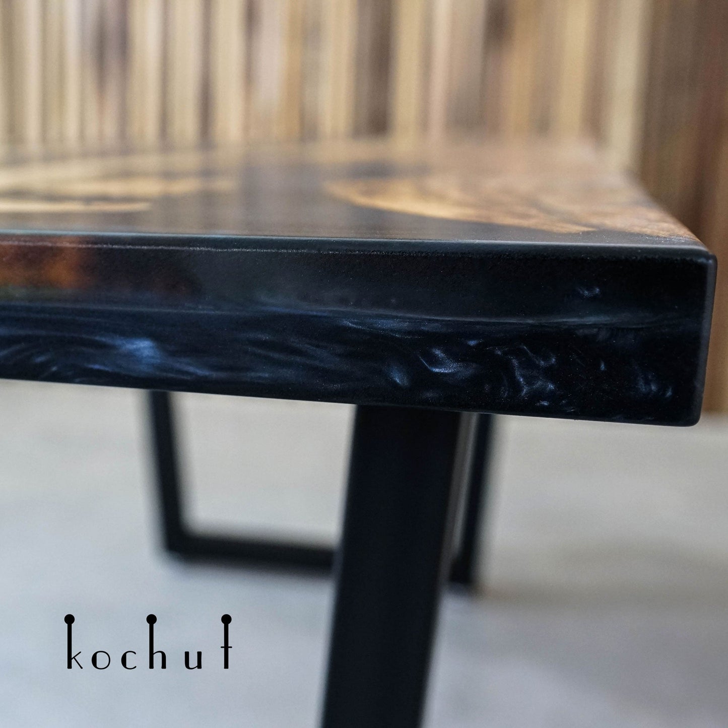 Mistral — Esstisch aus Holz und Epoxidharz