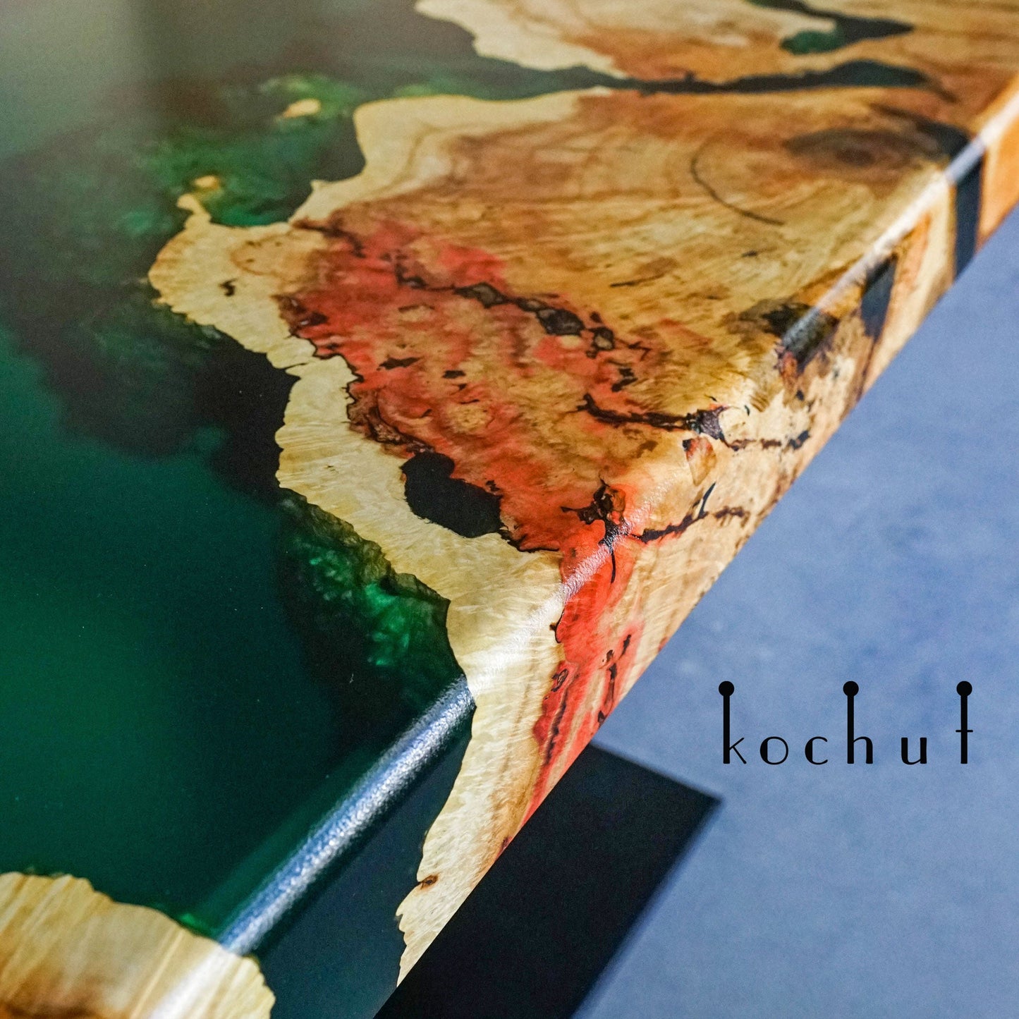 Malta — Esstisch aus Holz und Epoxidharz