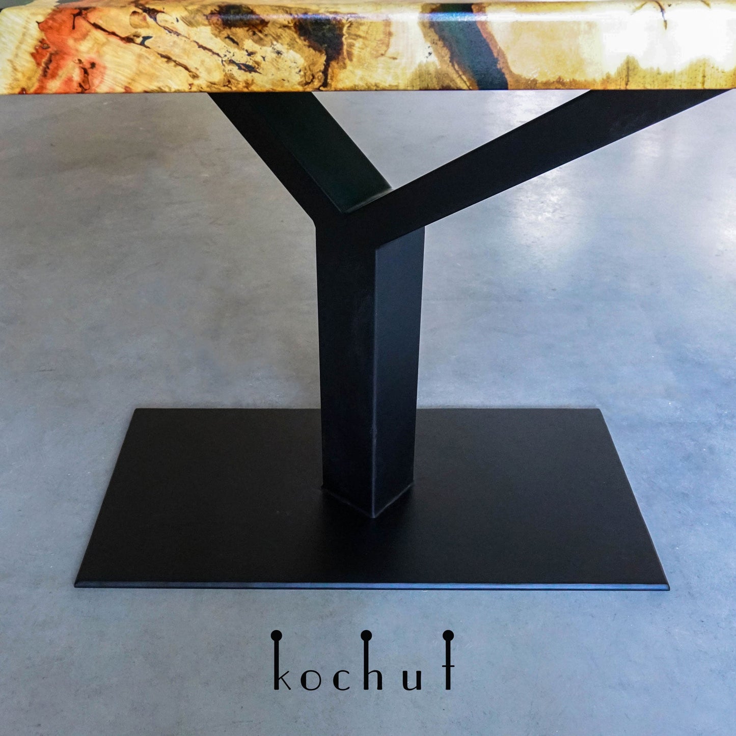 Malta — Esstisch aus Holz und Epoxidharz