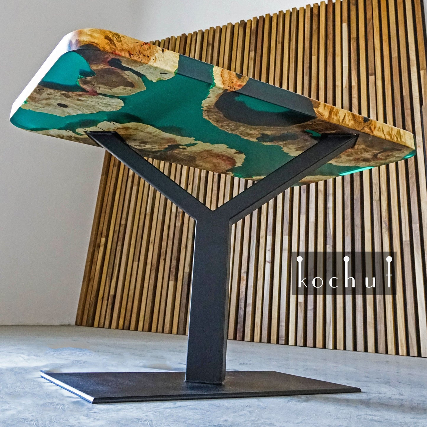 Malta — Esstisch aus Holz und Epoxidharz