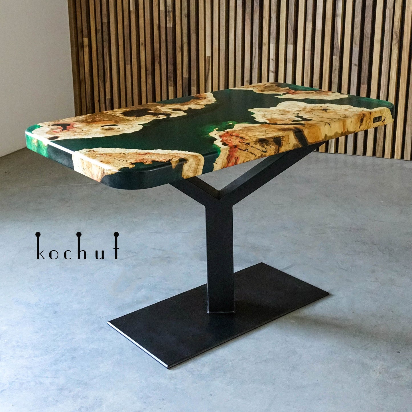 Malta — Esstisch aus Holz und Epoxidharz