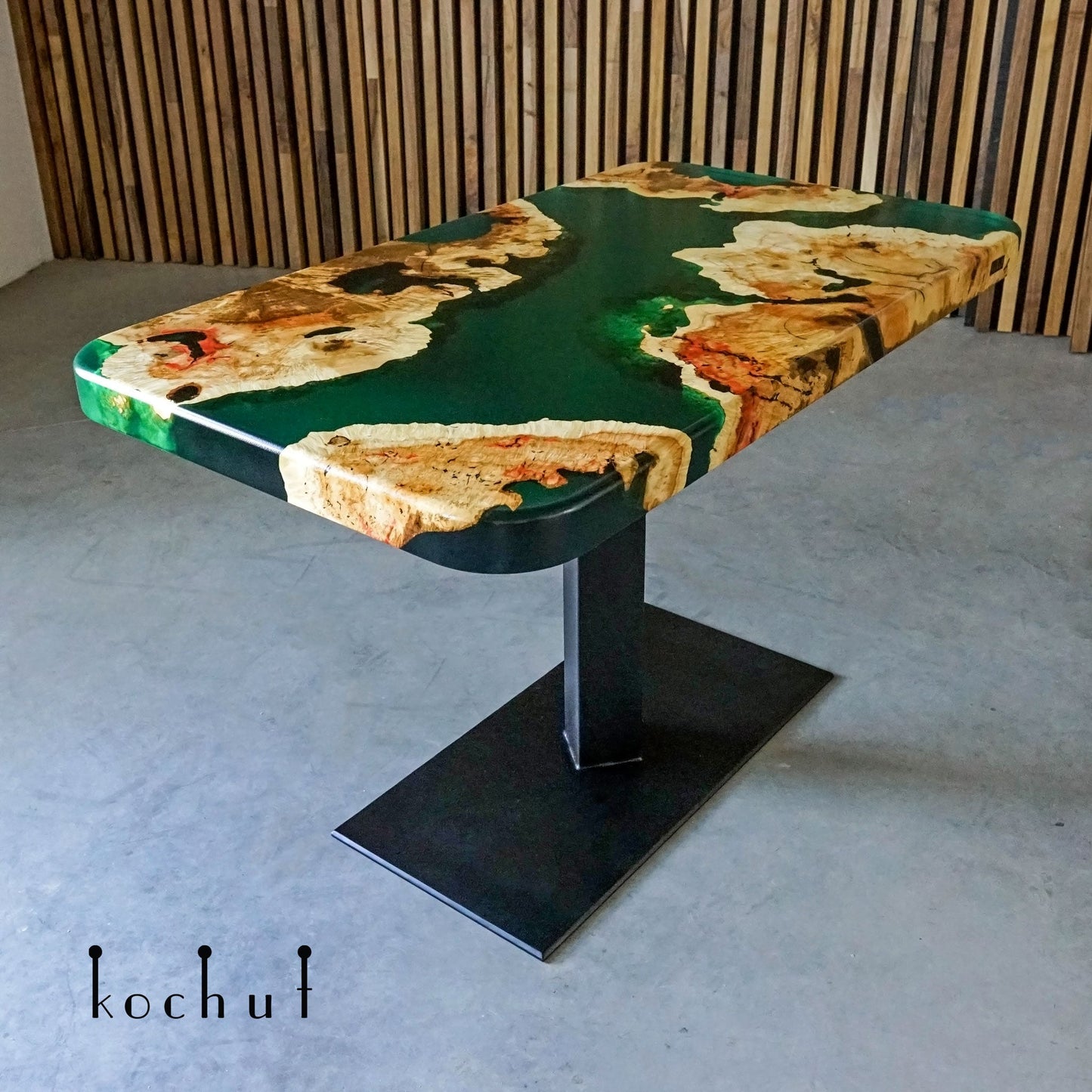 Malta — Esstisch aus Holz und Epoxidharz