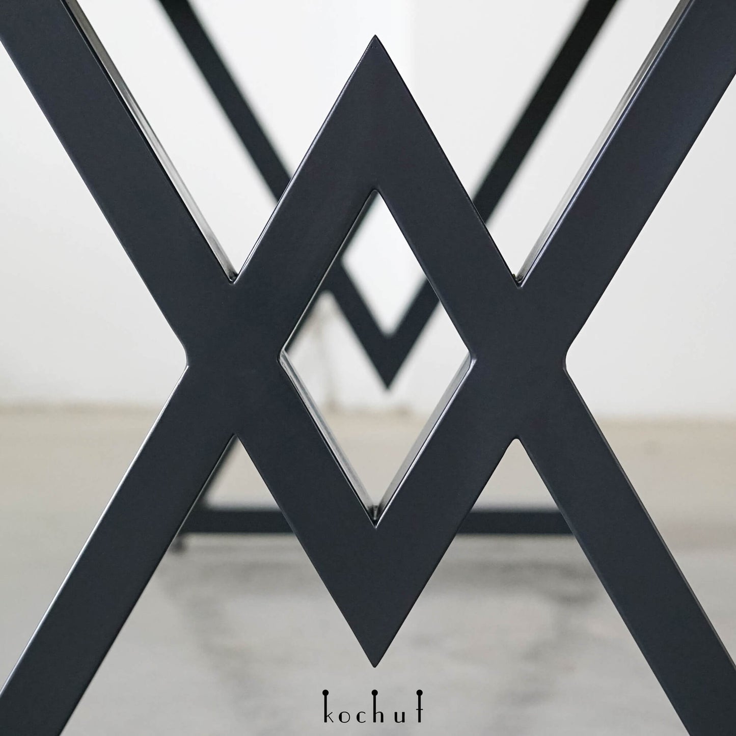 Shizen — Esstisch aus Holz und Epoxidharz