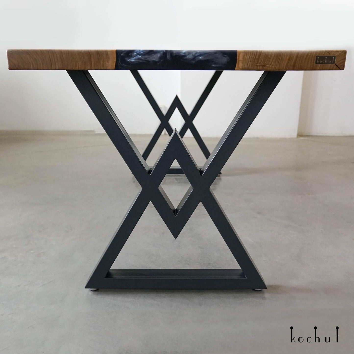 Shizen — Esstisch aus Holz und Epoxidharz