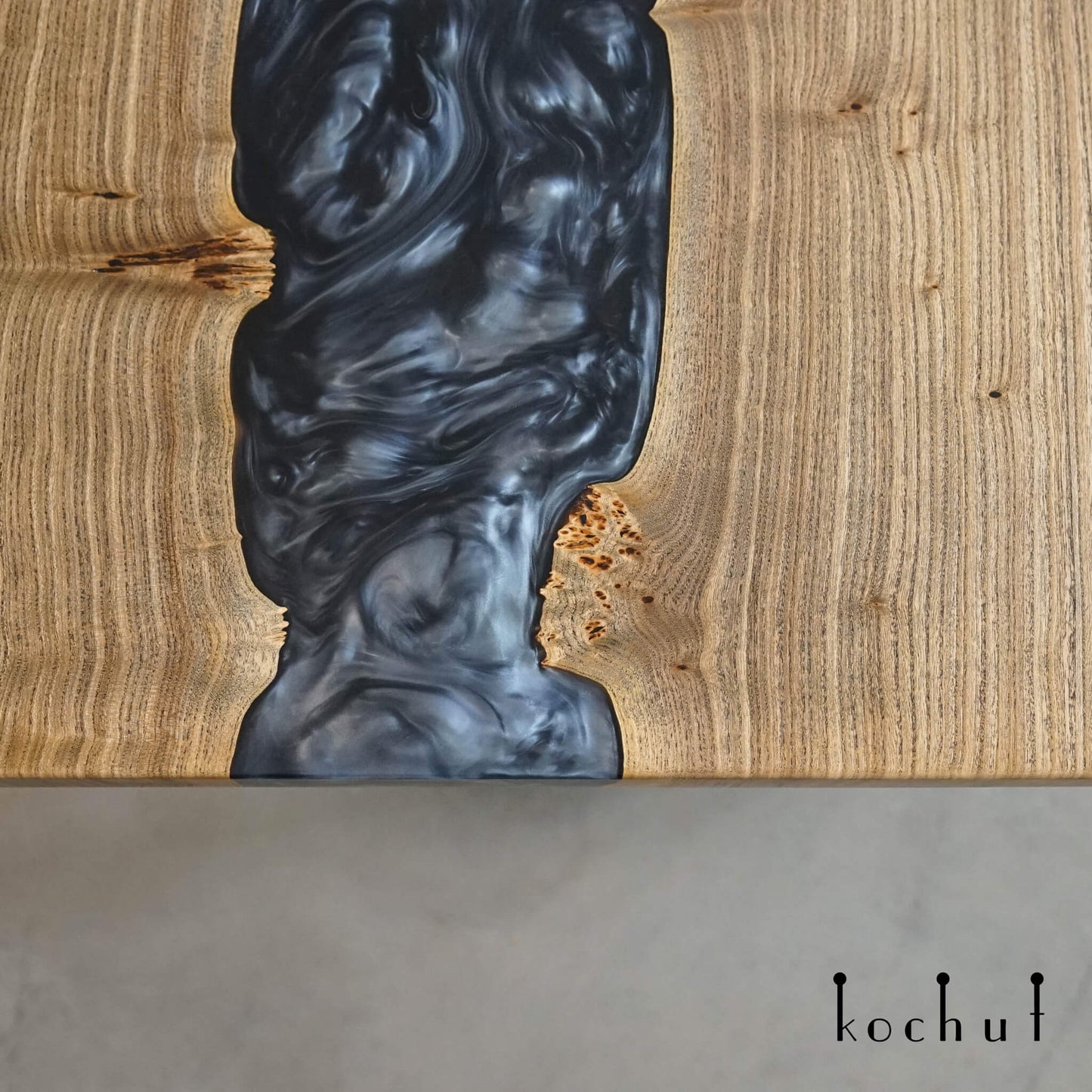 Shizen — Esstisch aus Holz und Epoxidharz
