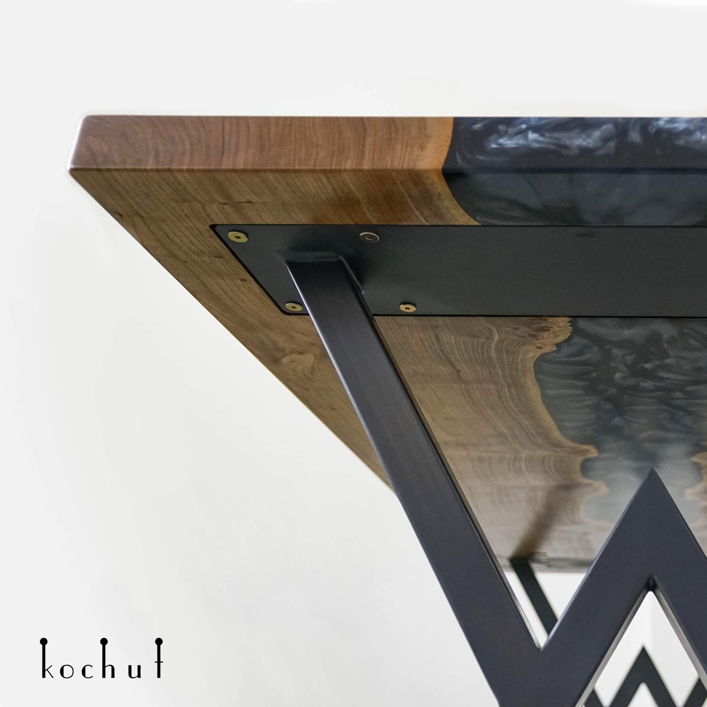 Shizen — Esstisch aus Holz und Epoxidharz