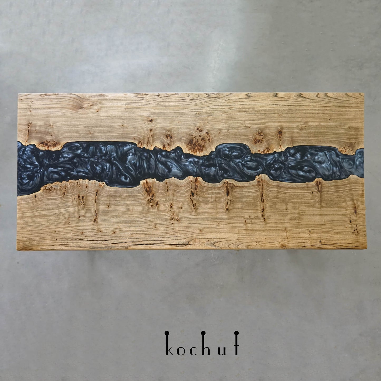Shizen — Esstisch aus Holz und Epoxidharz