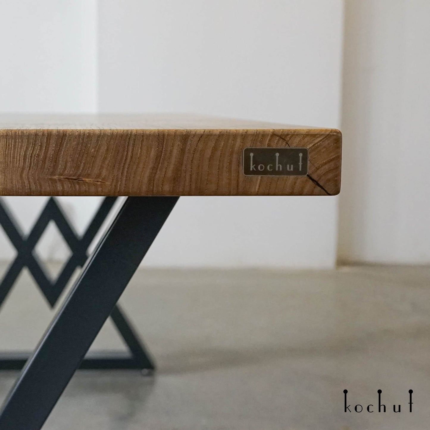 Shizen — Esstisch aus Holz und Epoxidharz