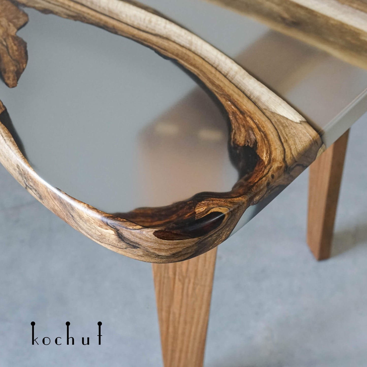 Dämmerungsnebel — Holz- und Epoxidharz-Couchtisch