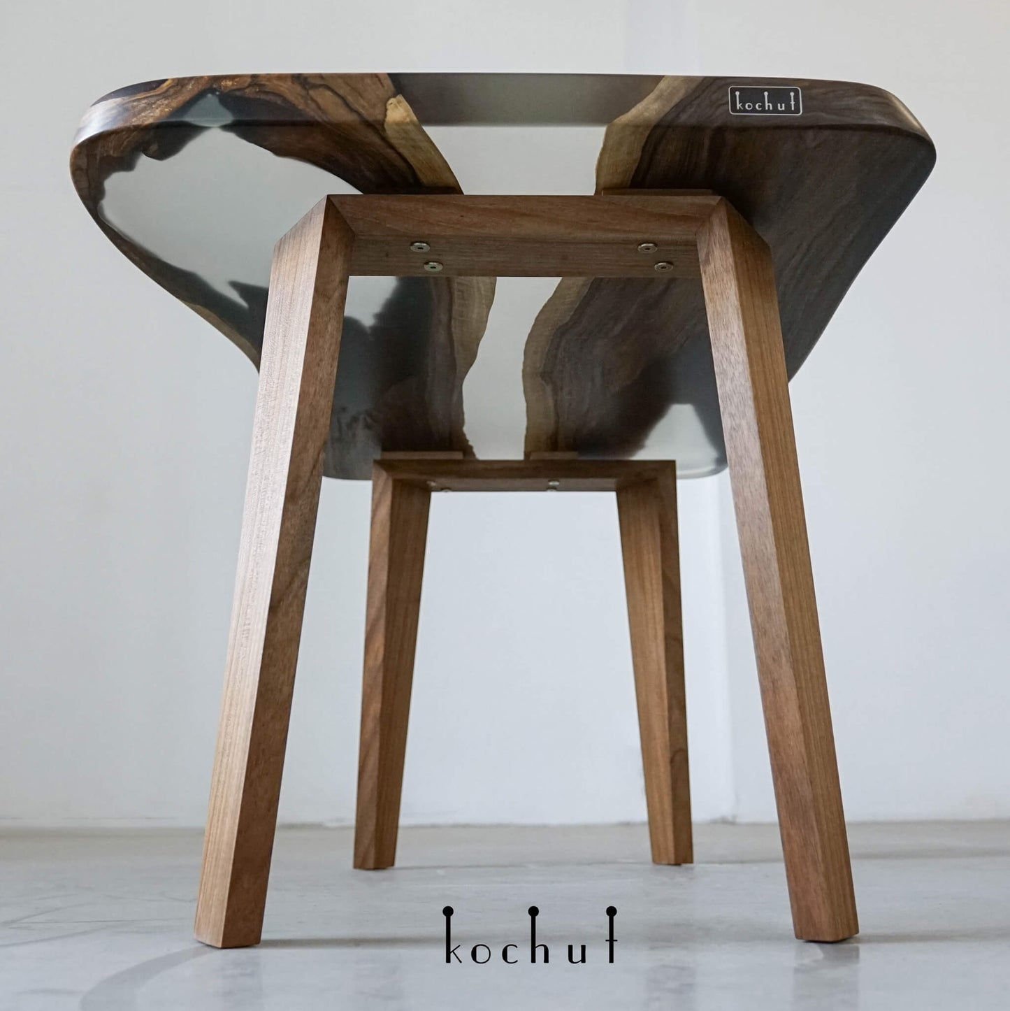 Dämmerungsnebel — Holz- und Epoxidharz-Couchtisch
