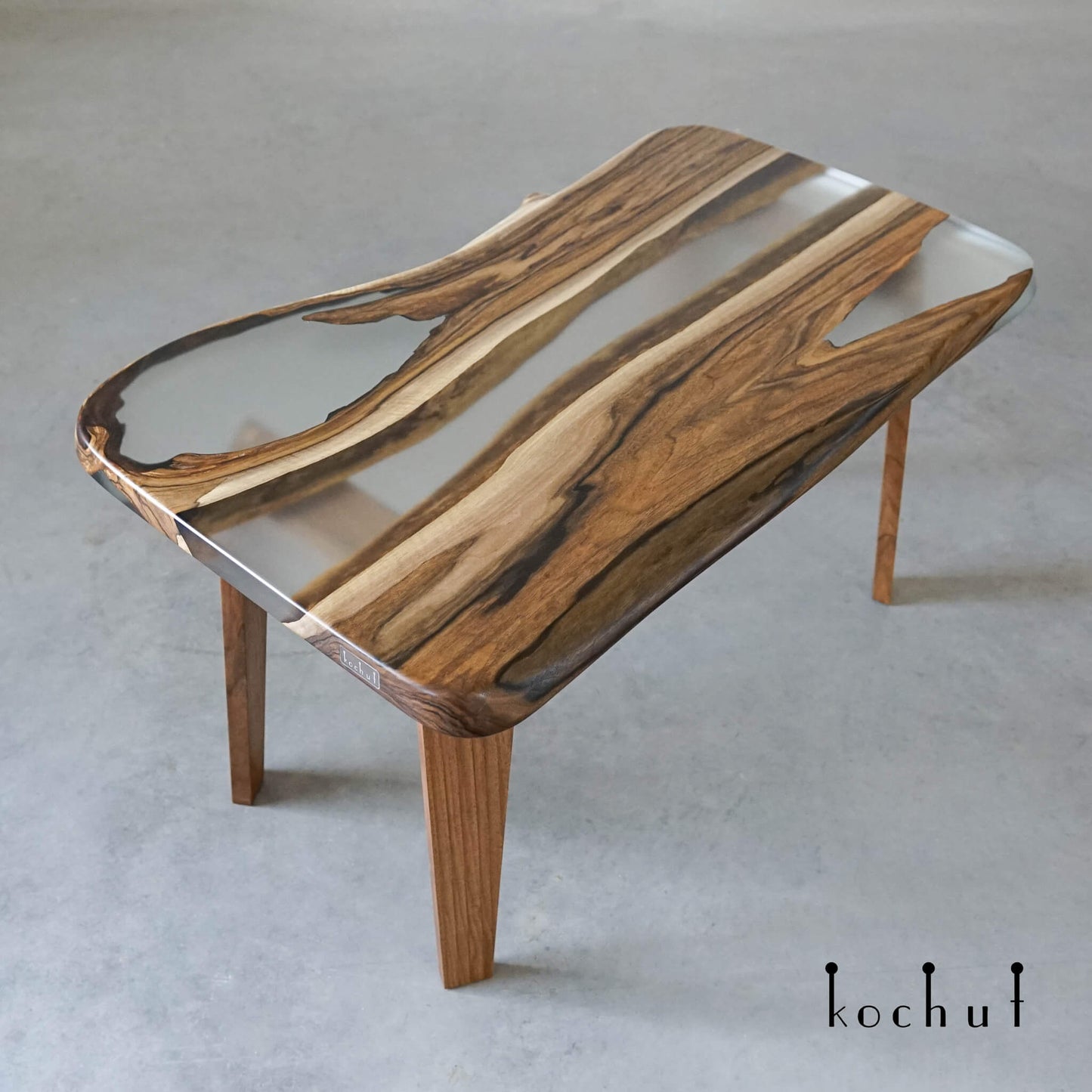 Dämmerungsnebel — Holz- und Epoxidharz-Couchtisch