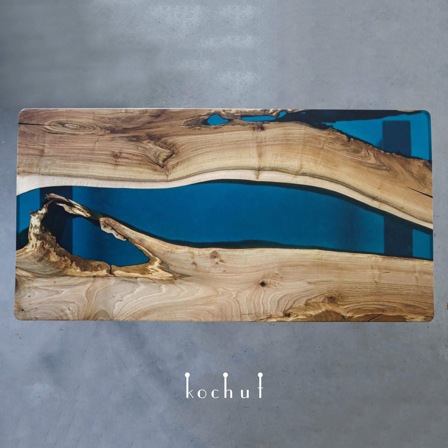 Lazurit — Esstisch aus Holz und Epoxidharz
