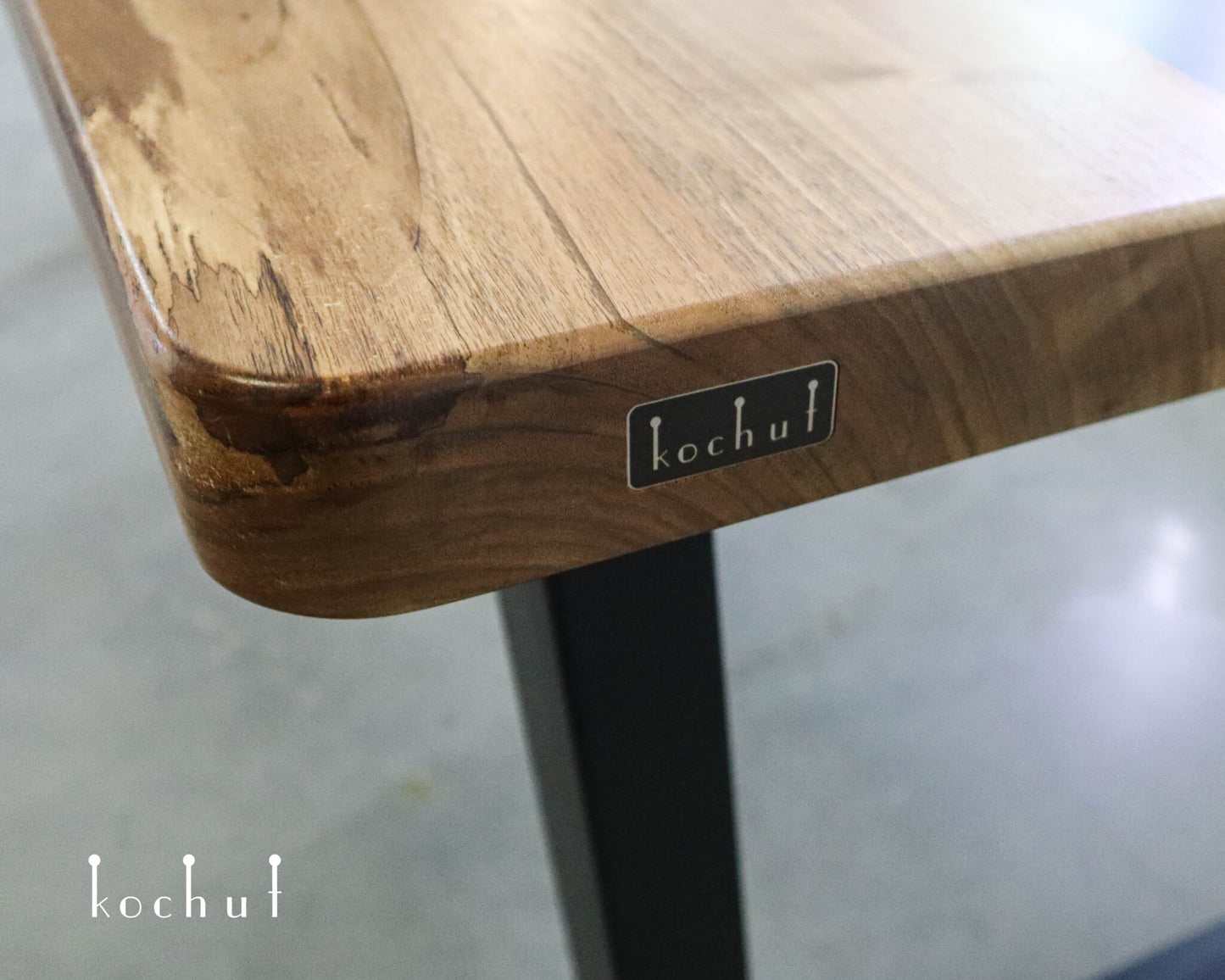 Lazurit — Esstisch aus Holz und Epoxidharz