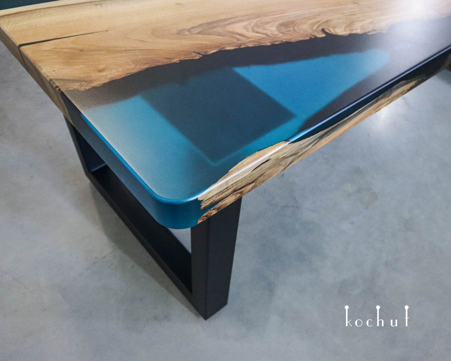Lazurit — Esstisch aus Holz und Epoxidharz