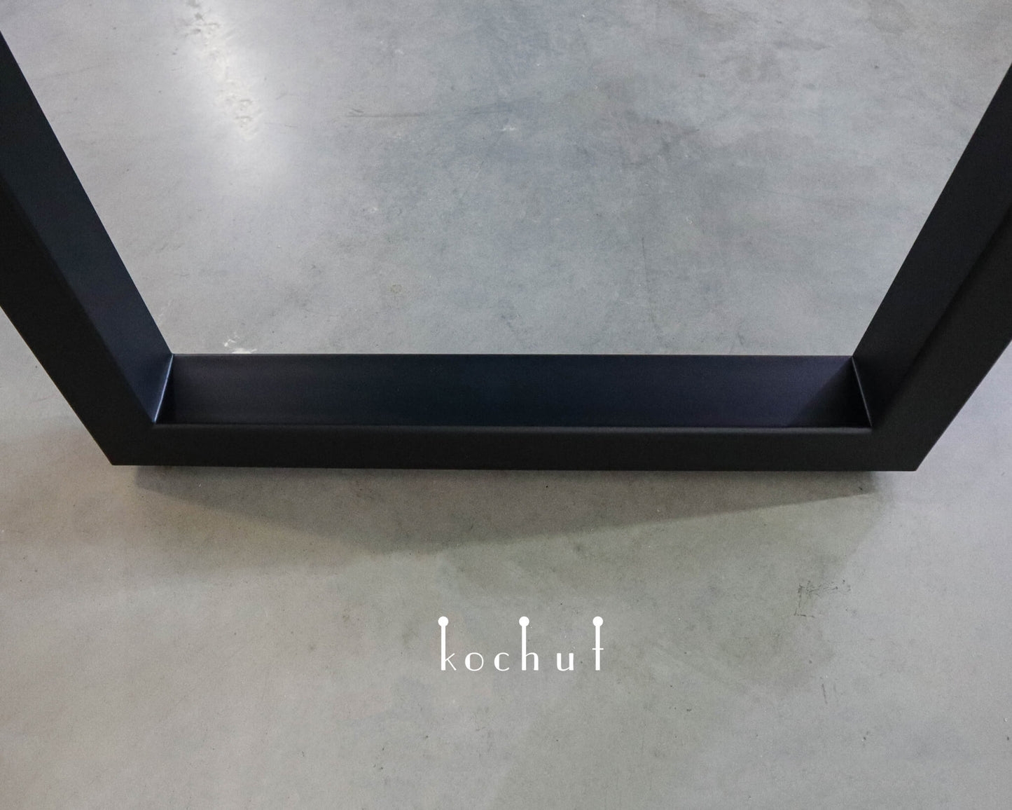 Lazurit — Esstisch aus Holz und Epoxidharz