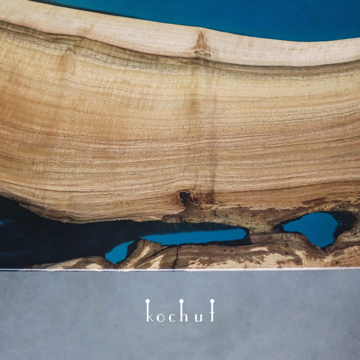 Lazurit — Esstisch aus Holz und Epoxidharz