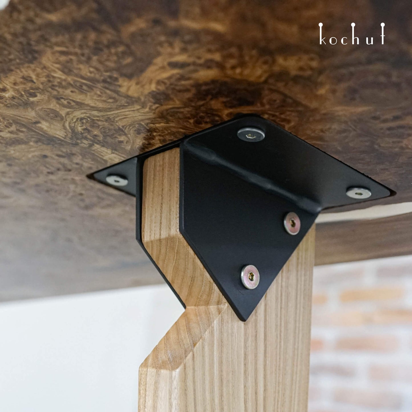 Navajo — Esstisch aus Holz und Epoxidharz