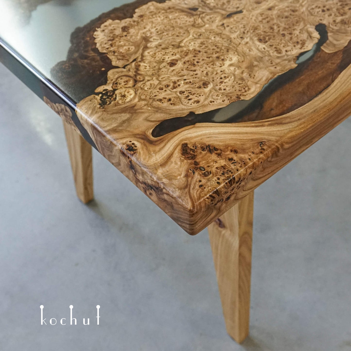 Navajo — Esstisch aus Holz und Epoxidharz