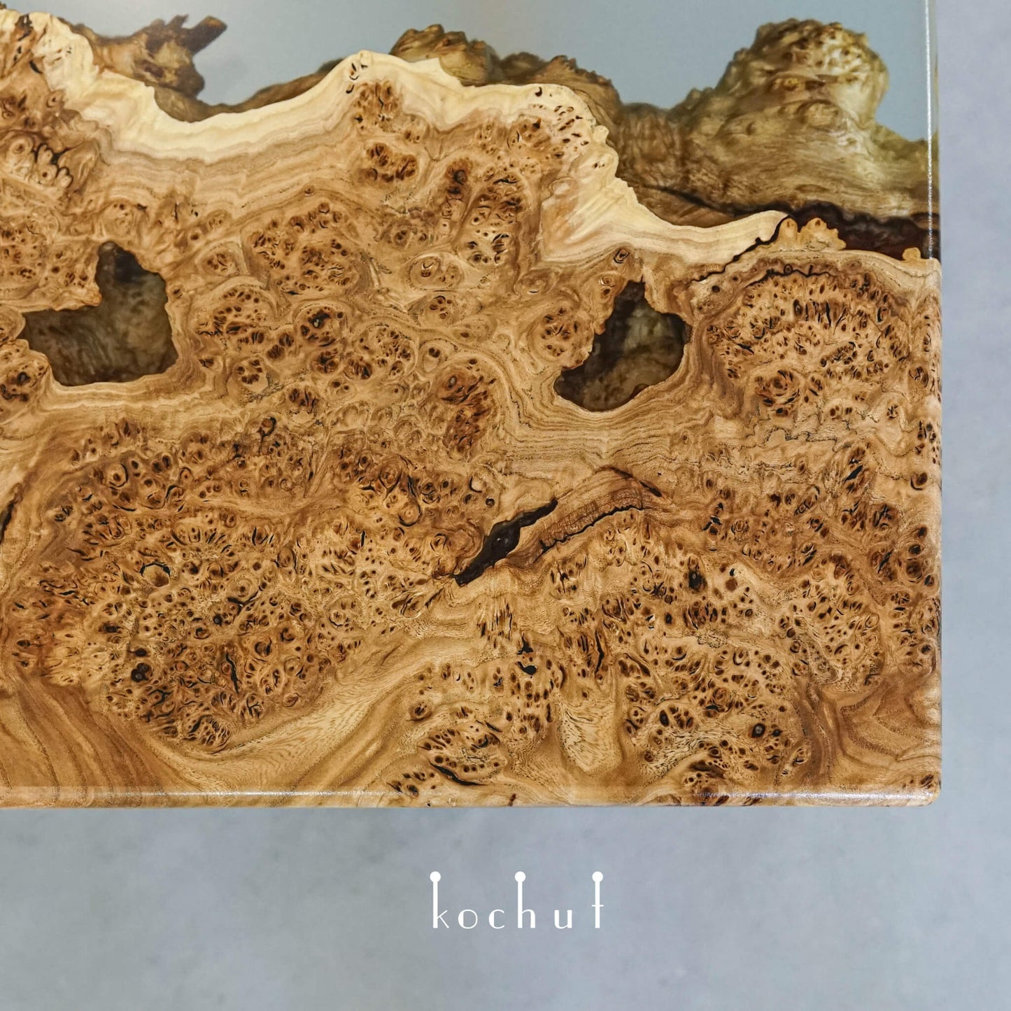 Navajo — Esstisch aus Holz und Epoxidharz
