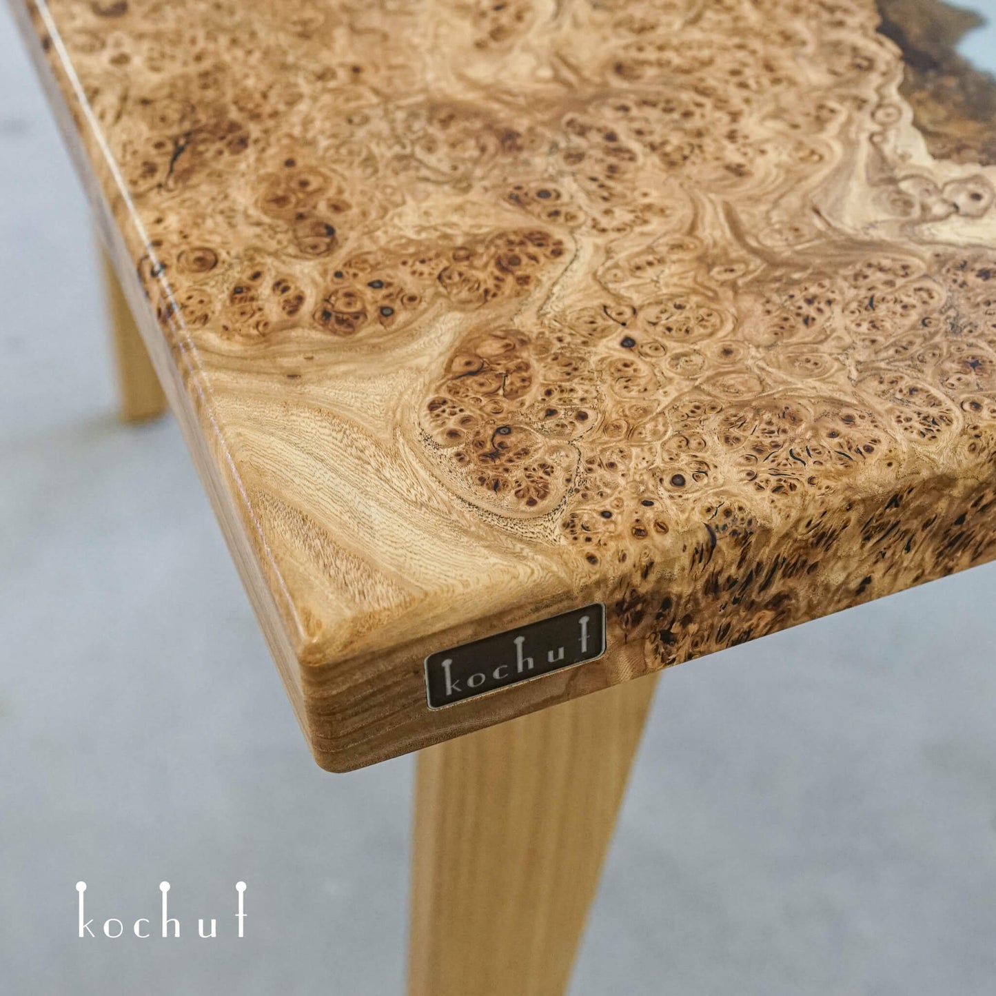 Navajo — Esstisch aus Holz und Epoxidharz