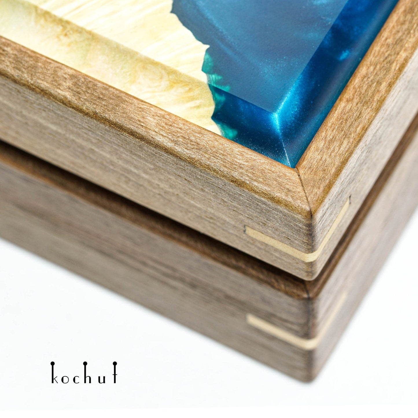 Relictium — Box aus Walnuss, Ahorn und Epoxidharz