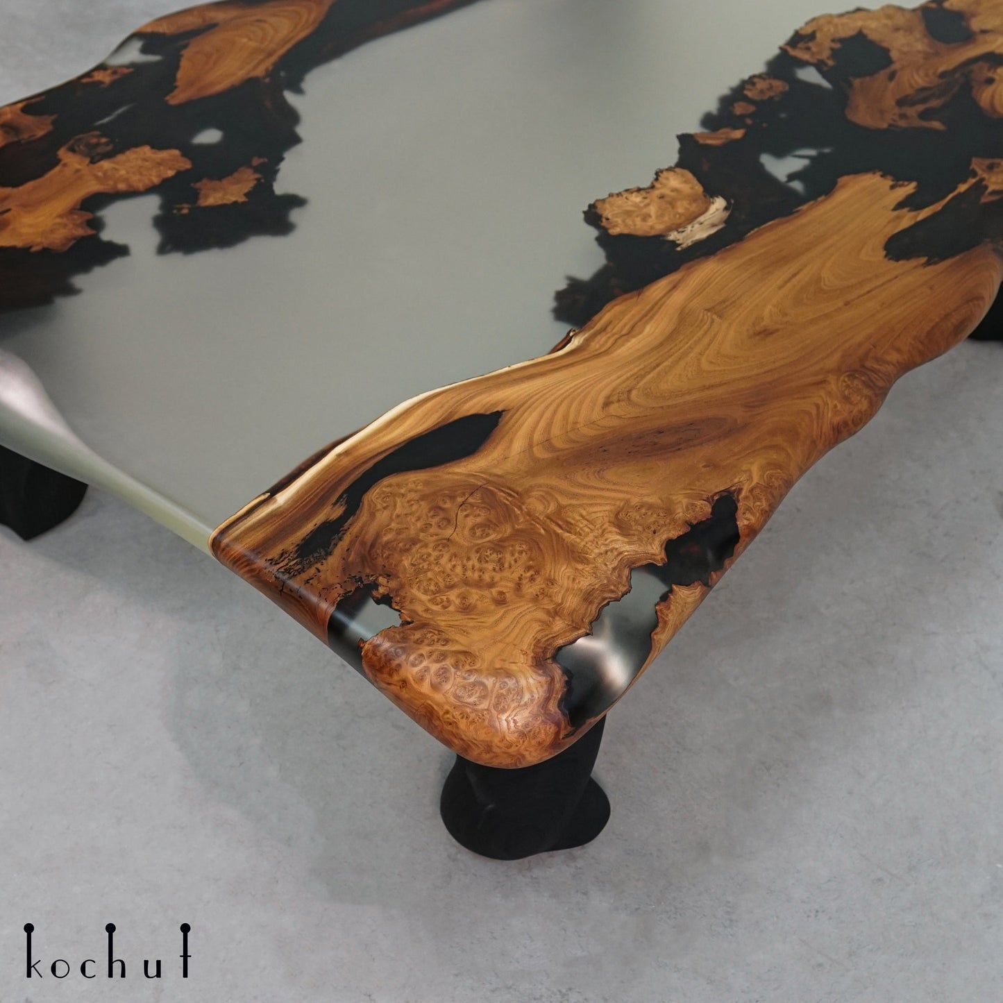 Dionysus — Holz- und Epoxidharz-Couchtisch