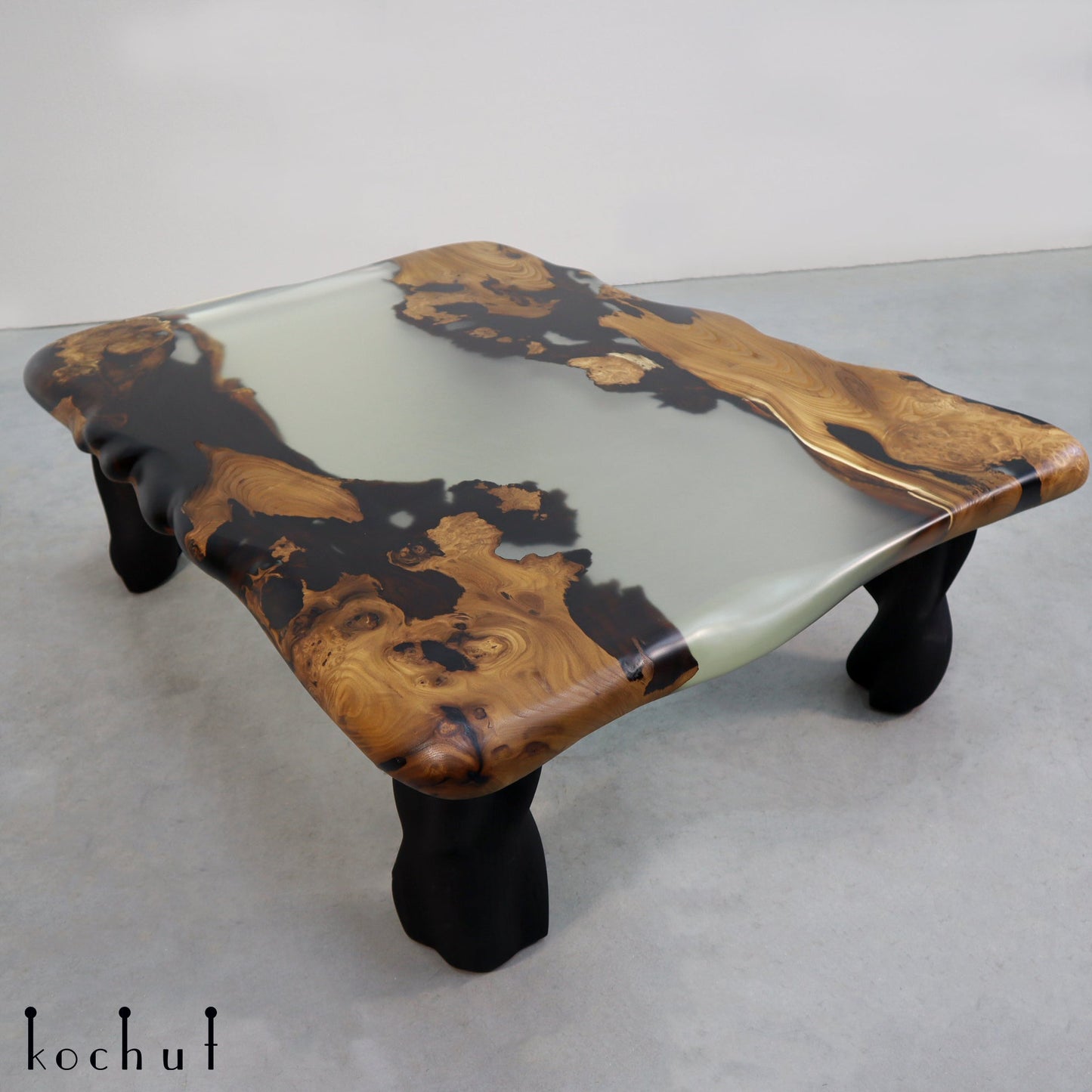 Dionysus — Holz- und Epoxidharz-Couchtisch