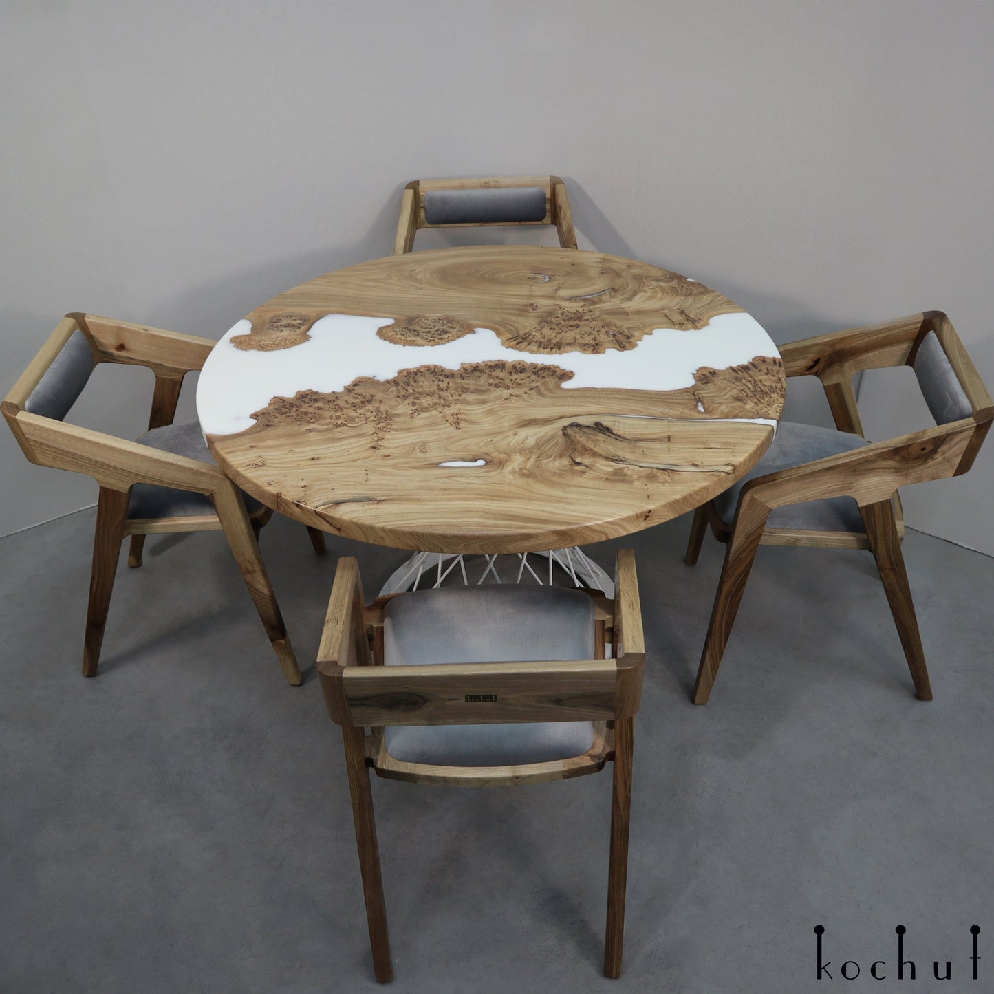 Opal — Esstisch aus Holz und Epoxidharz