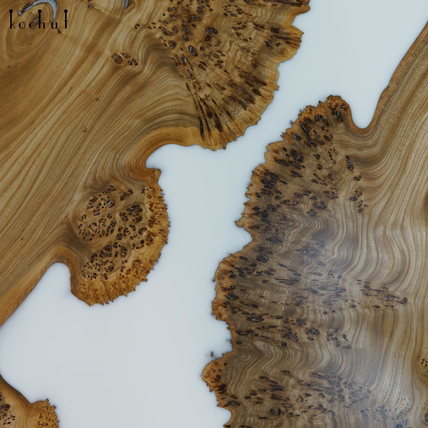 Opal — Esstisch aus Holz und Epoxidharz