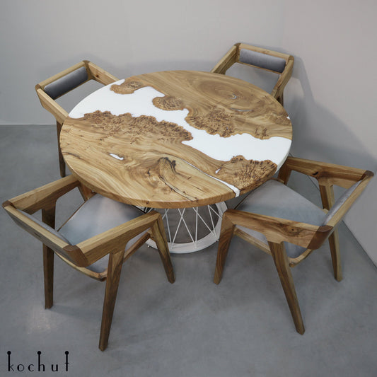 Opal — Esstisch aus Holz und Epoxidharz