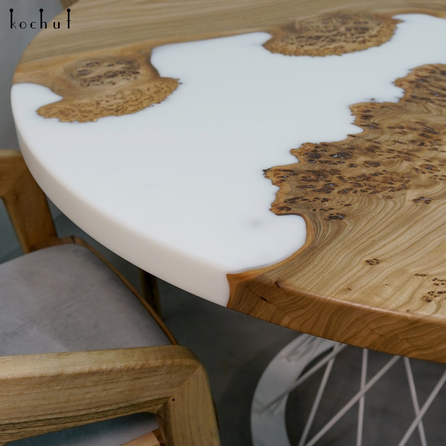 Opal — Esstisch aus Holz und Epoxidharz