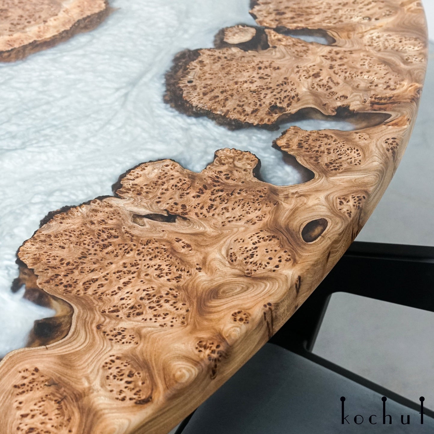 Platin oval — Esstisch aus Holz und Epoxidharz